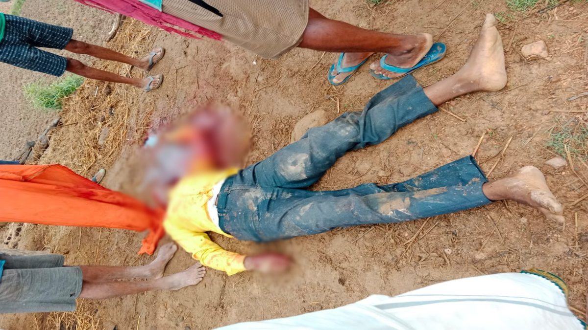 CG में खौफनाक मर्डर: स्कूल जा रहे हेडमास्टर की गला रेतकर हत्या, इलाके में फैली सनसनी