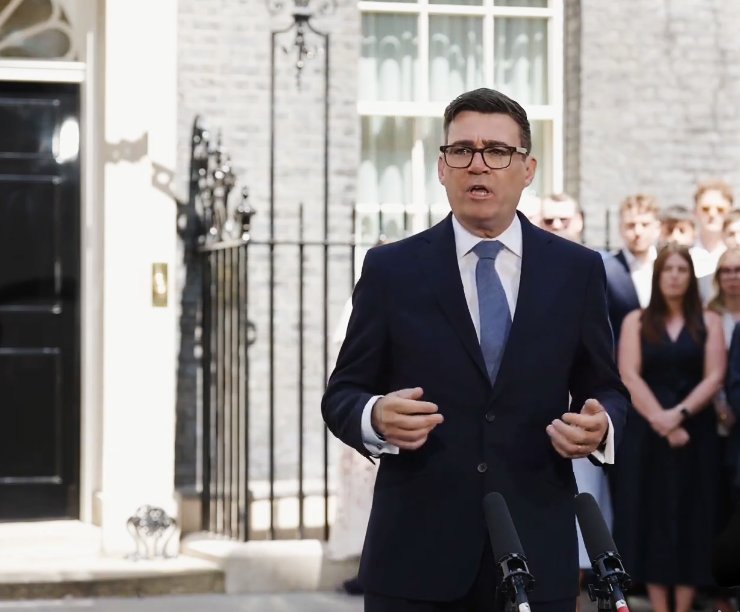 Andy Burnham बने ब्रिटेन के नए प्रधानमंत्री, कीर स्टारमर ने सौंपा पदभार; स्थिर और जिम्मेदार राजनीति का दिया भरोसा