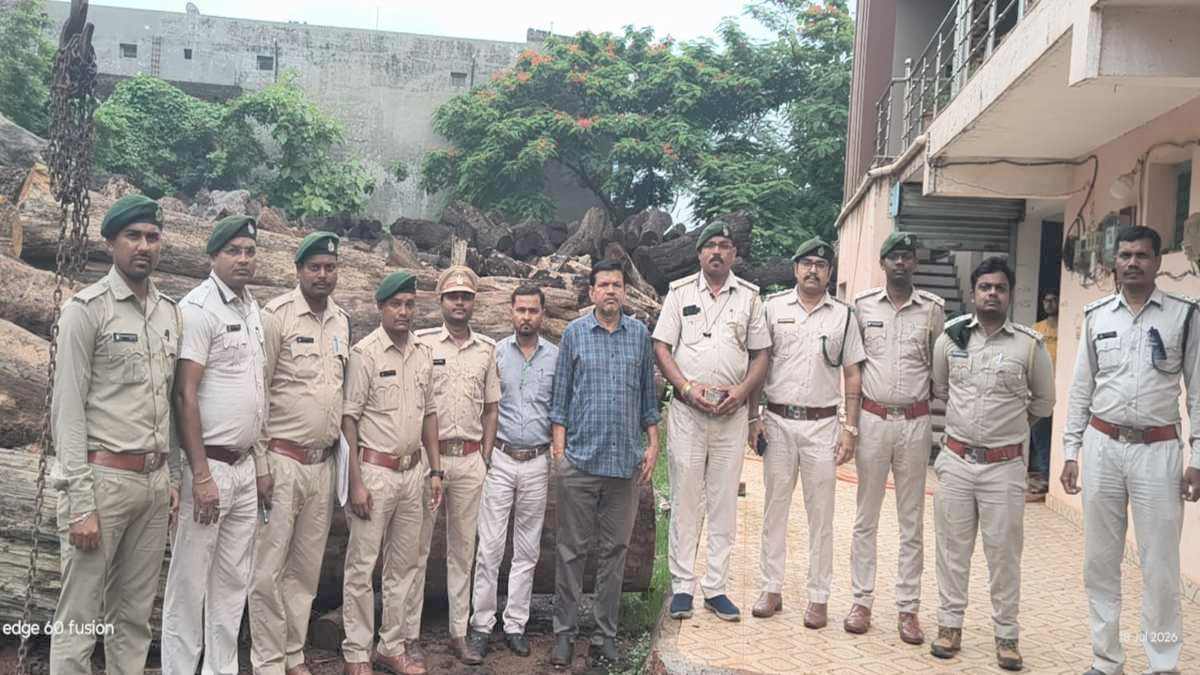 वन विभाग की बड़ी कार्रवाई : 20 घन मीटर अवैध साल की लकड़ी बरामद, कुख्यात तस्कर सुनील गुप्ता गिरफ्तार