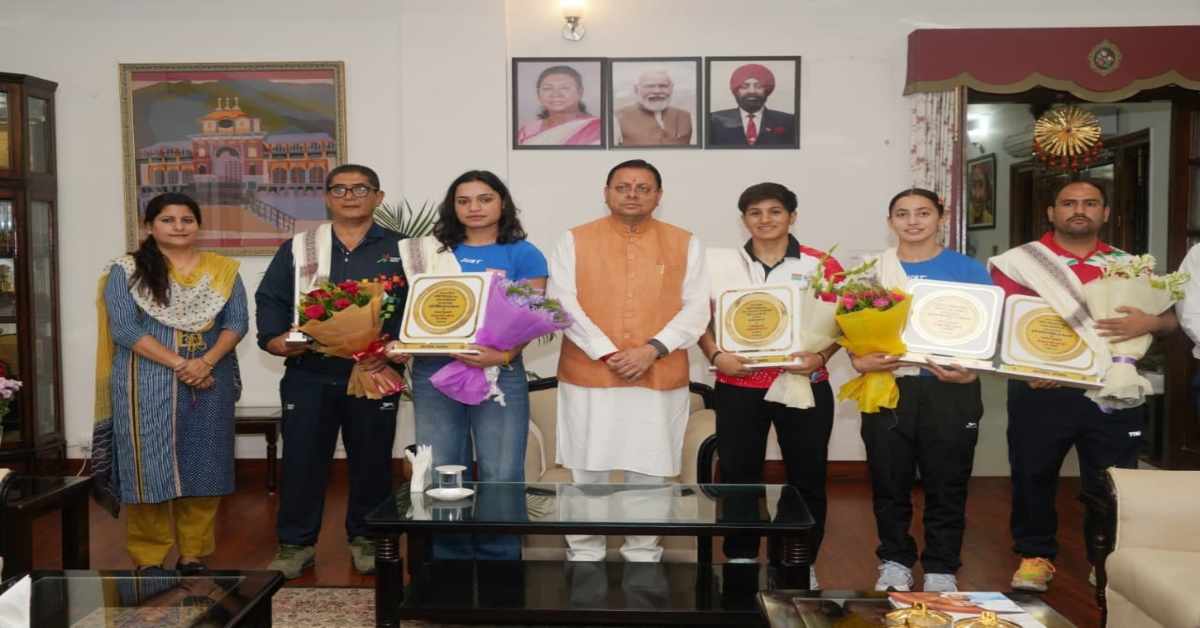 प्रतिभाओं का सम्मानः अंतरराष्ट्रीय स्तर पर शानदार प्रदर्शन करने वाली महिला मुक्केबाजों से मिले CM धामी, सम्मानित कर कहा- उत्तराखंड की बेटियों ने…