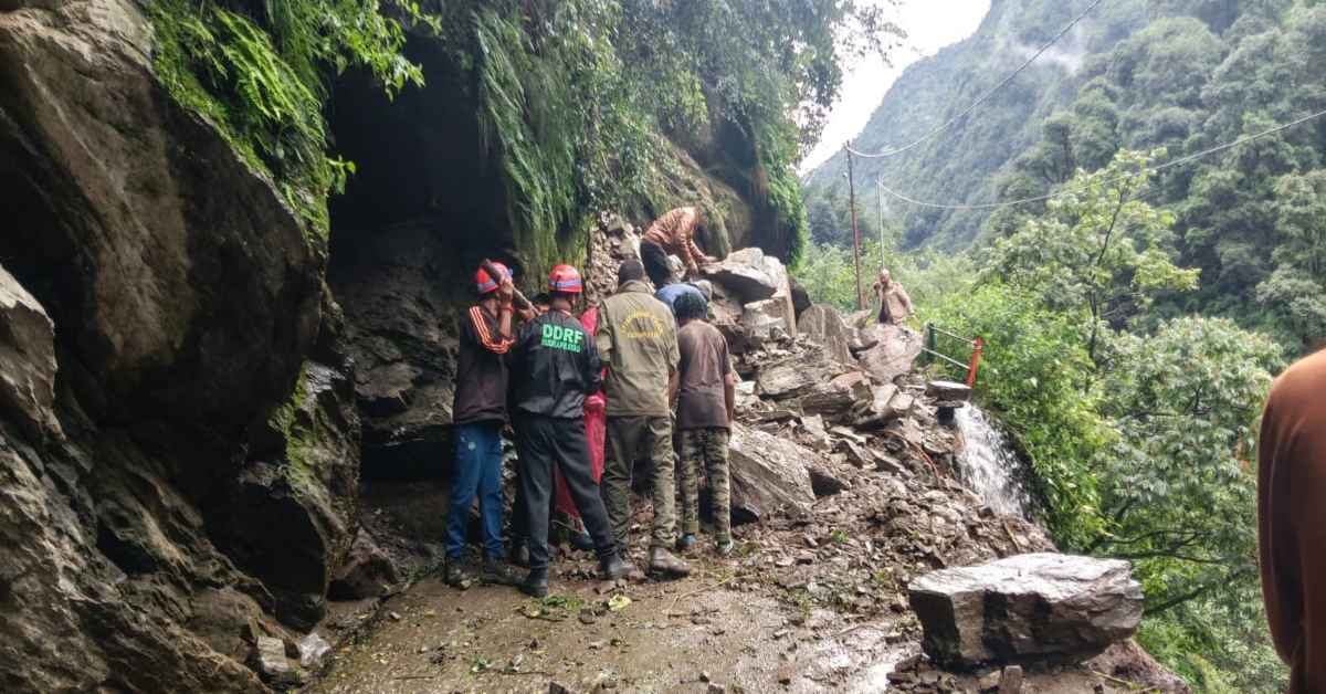 देवभूमि में कुदरत का कहरः केदारनाथ पैदल मार्ग पर गिरा पत्थर और मलबा, रोके गए श्रद्धालु, अलर्ट मोड पर प्रशासन