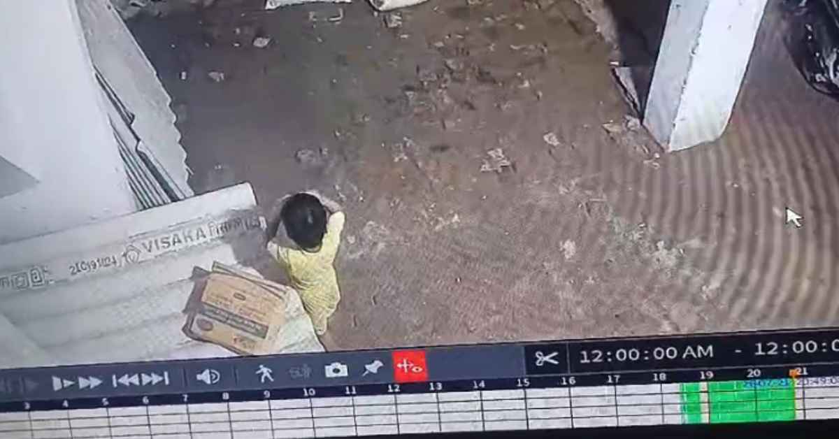 खेल-खेल में आई मौतः घर के बाहर खेल रहे बच्चे की सांप के डसने से मौत, दिल दहला देने वाला VIDEO वायरल