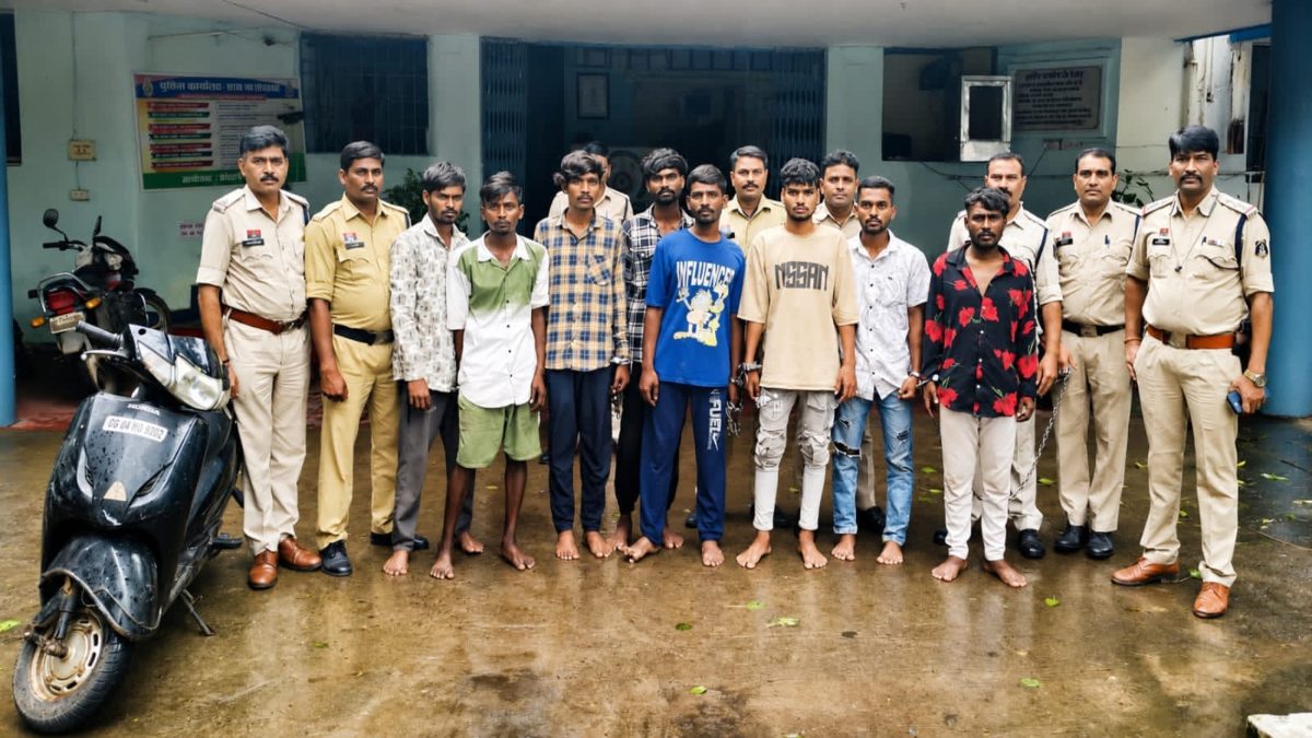लूट का खुलासा: अंतरराज्यीय गिरोह के 8 आरोपी गिरफ्तार, लूटी गई स्कूटी और मोबाइल बरामद