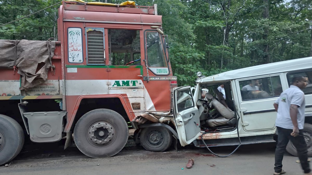 वन विभाग की बोलेरो और ट्रक में भीषण टक्कर, फॉरेस्ट रेंजर की मौत, आठ लोगों की हालत गंभीर