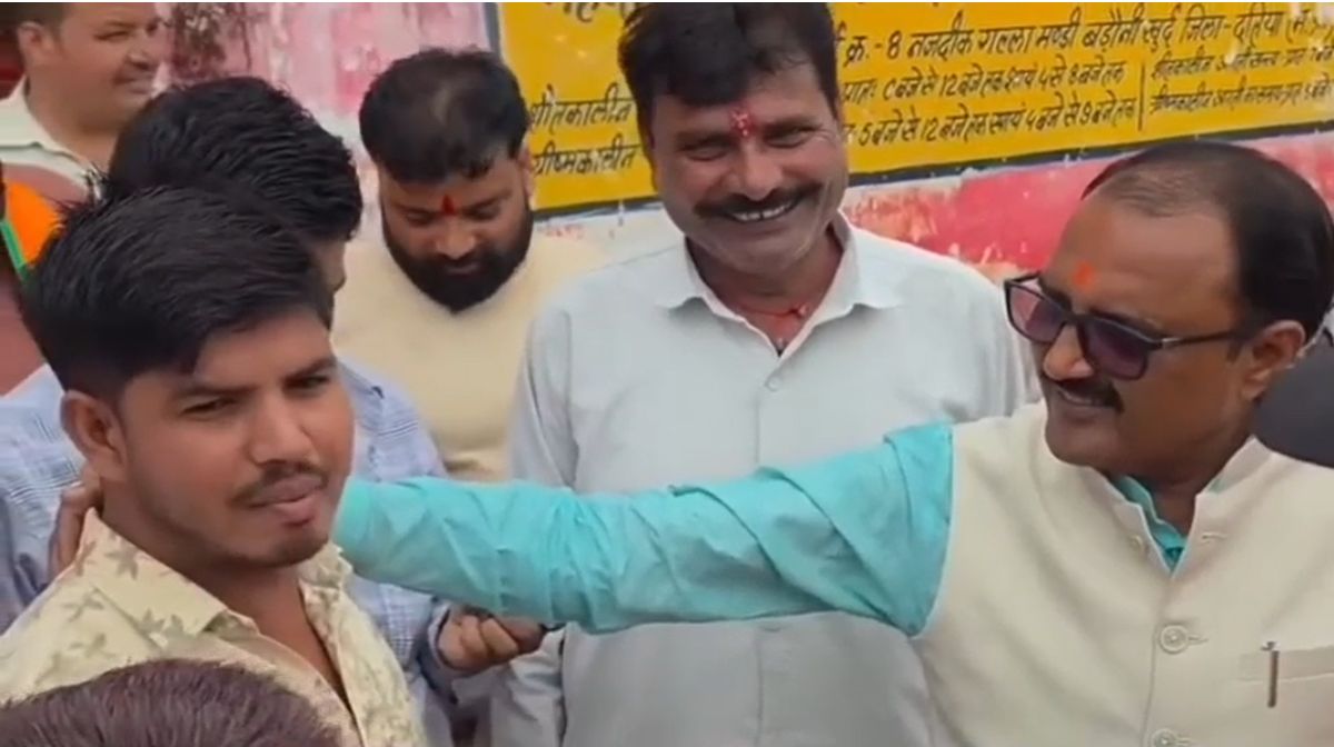 ‘लठ मारकर ले लेंगे वोट’: दतिया में कैबिनेट मंत्री के सामने BJP कार्यकर्ता का विवादित बयान का वीडियो वायरल