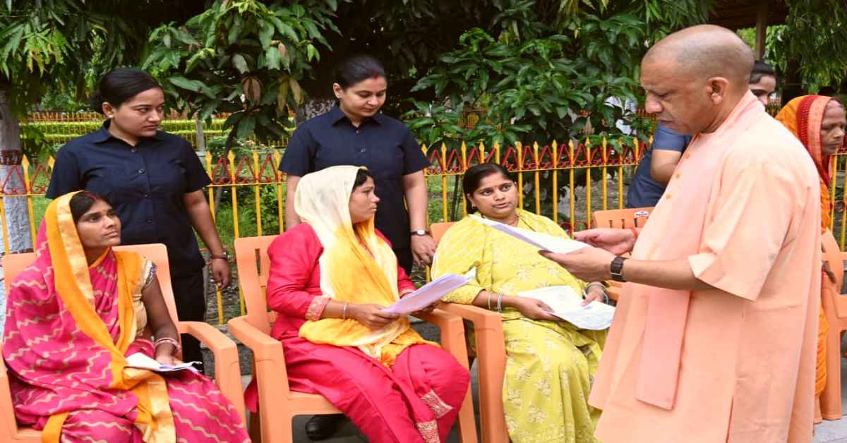 समस्या, सुनवाई और समाधानः CM योगी ने जनता दर्शन में सुनीं लोगों की तकलीफें, गंभीर बीमारियों को लेकर दिए अहम निर्देश