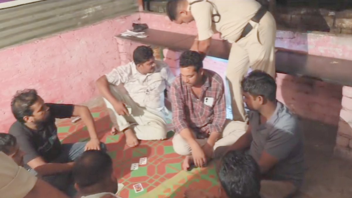 CG News : वाहन स्टैंड की आड़ में सजा था जुए का फड़, पुलिस ने मारा छापा, 8 जुआरी गिरफ्तार