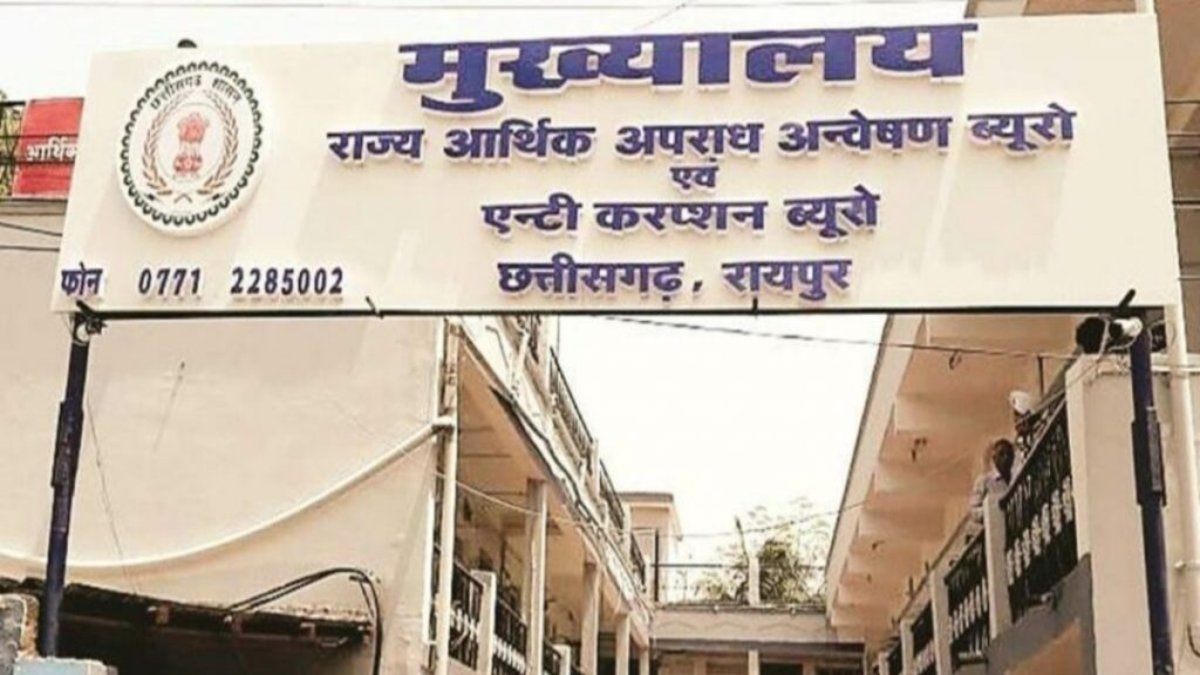 ACB की बड़ी कार्रवाई, 10 हजार रिश्वत लेते महिला आरक्षक गिरफ्तार, कोर्ट के आदेश के बाद भी मांगी घूस