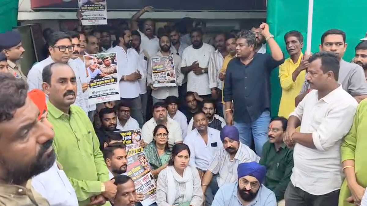 थाने के बाहर कांग्रेसियों का धरना, दीपक बैज भी पहुंचे, FIR वापस लेने और BJP नेताओं पर केस दर्ज करने की कर रहे मांग