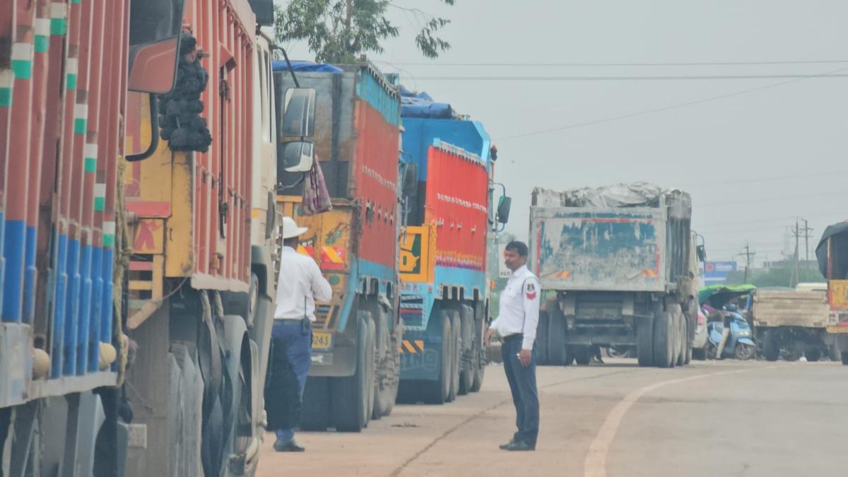अवैध पार्किंग पर सख्ती : रायपुर यातायात पुलिस ने सर्विस रोड पर खड़े 20 ट्रक-ट्रेलरों का काटा चालान, दी अंतिम चेतावनी