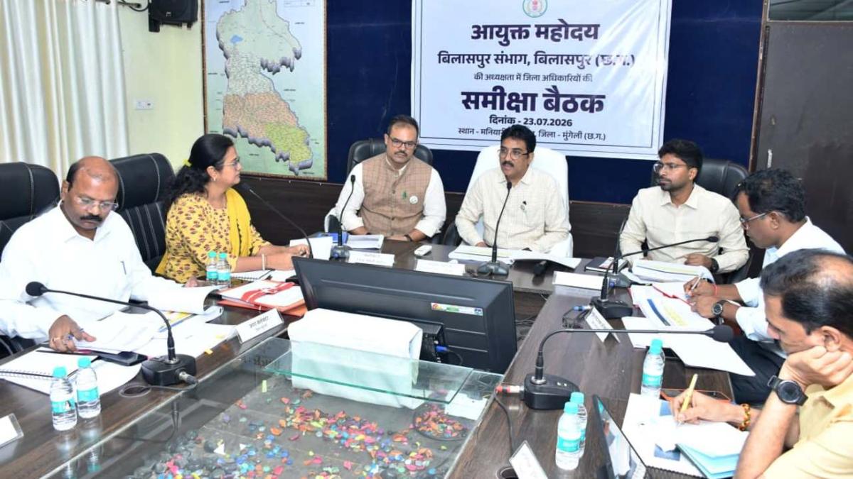 कमिश्नर का रिव्यू विजिट: सड़क निर्माण में सुस्ती पर इंजीनियर को लगाई फटकार, खेत में किसानों से किया संवाद… मूलभूत सुविधाओं की परखी जमीनी हकीकत