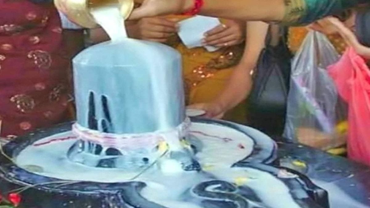 पहले जल, फिर कच्चा दूध… सावन में इस विधि से करें बाबा भोलेनाथ का अभिषेक