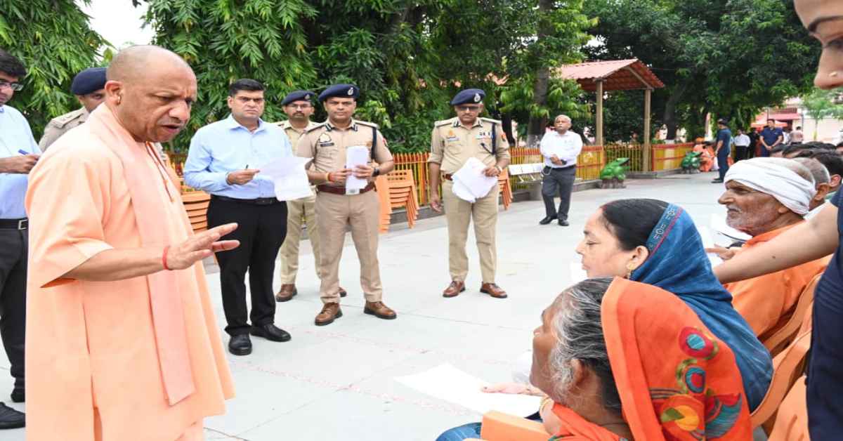 हर समस्या का समाधान होगा! जनता दर्शन में CM योगी ने सुनीं लोगों की समस्याएं, अधिकारियों को दिए अहम निर्देश
