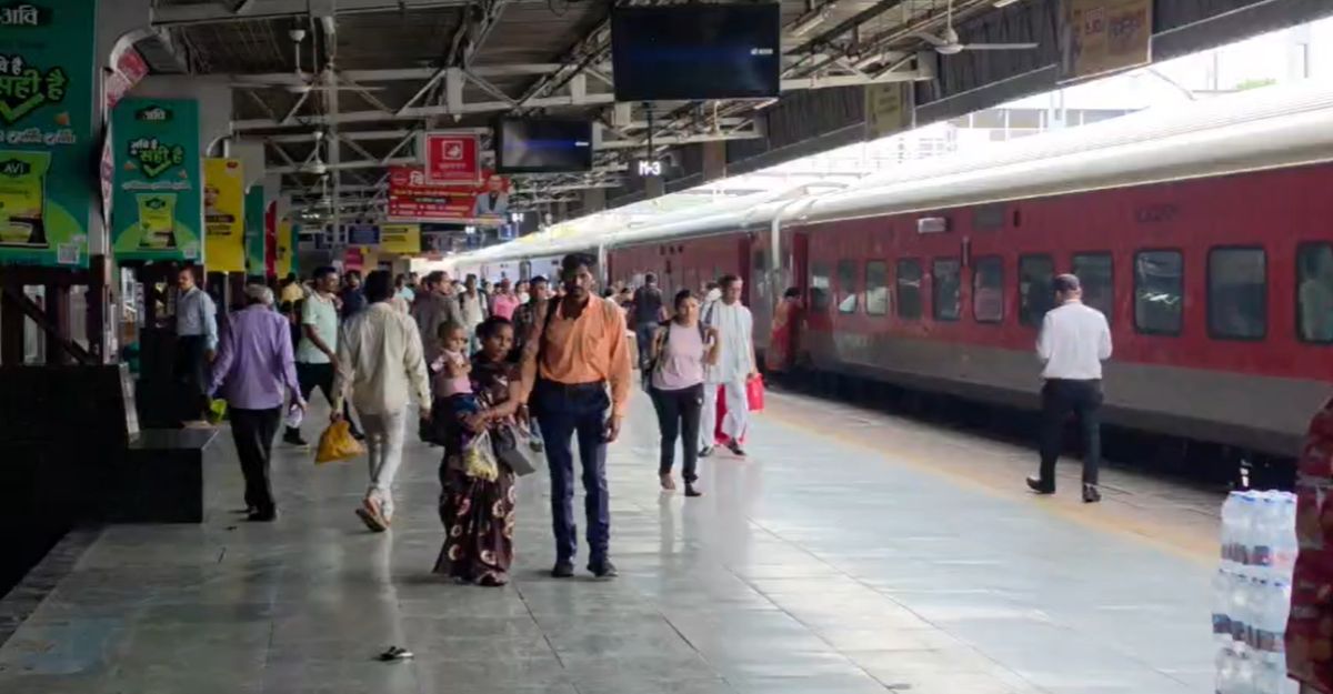 रेल यात्री ध्यान देंः भुसावल में लैंडस्लाइड से इंदौर-दौंड एक्सप्रेस 3 दिनों तक निरस्त, कई ट्रेनों के रूट बदले, यात्रा से पहले जांचें स्टेटस