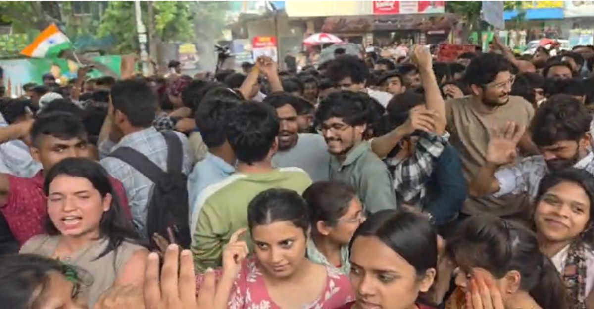 केंद्रीय शिक्षा मंत्री धर्मेंद्र प्रधान के इस्तीफे के बाद 24 दिनों से जारी आंदोलन समाप्तः इंदौर में ढोल-मंजीरे बजाकर मनाया जश्न