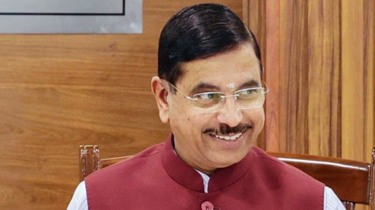 शिक्षा मंत्री बनने के बाद प्रह्लाद जोशी का आया पहला बयान, कहा- पूरी निष्ठा से जिम्मेदारी निभाऊंगा