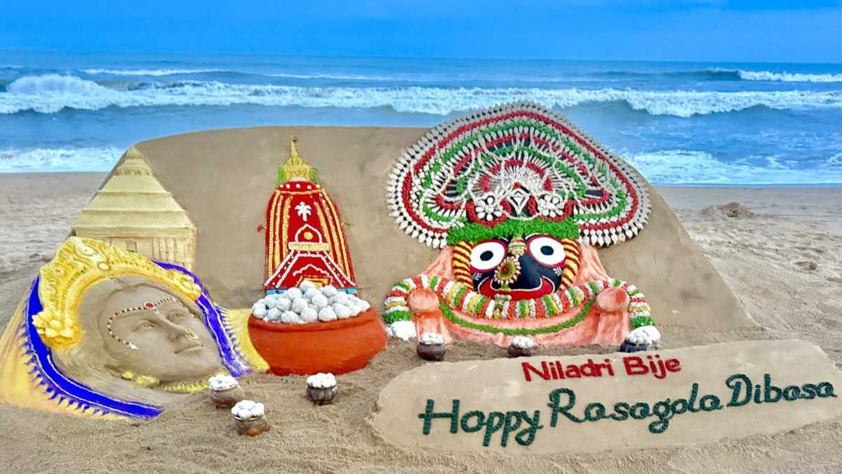 पूरी के समुद्र तट पर मनाया ‘रसगुल्ला दिवस’ : सुदर्शन पटनायक ने रेत पर उकेरी महाप्रभु जगन्नाथ और मां लक्ष्मी की भव्य छवि