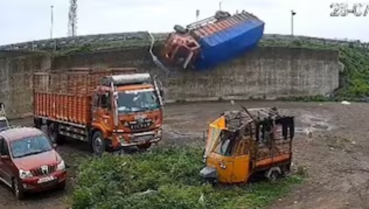 नासिक में देखते ही देखते ट्रक फ्लाईओवर से नीचे गिरा, CCTV में कैद हुआ मंजर- Video