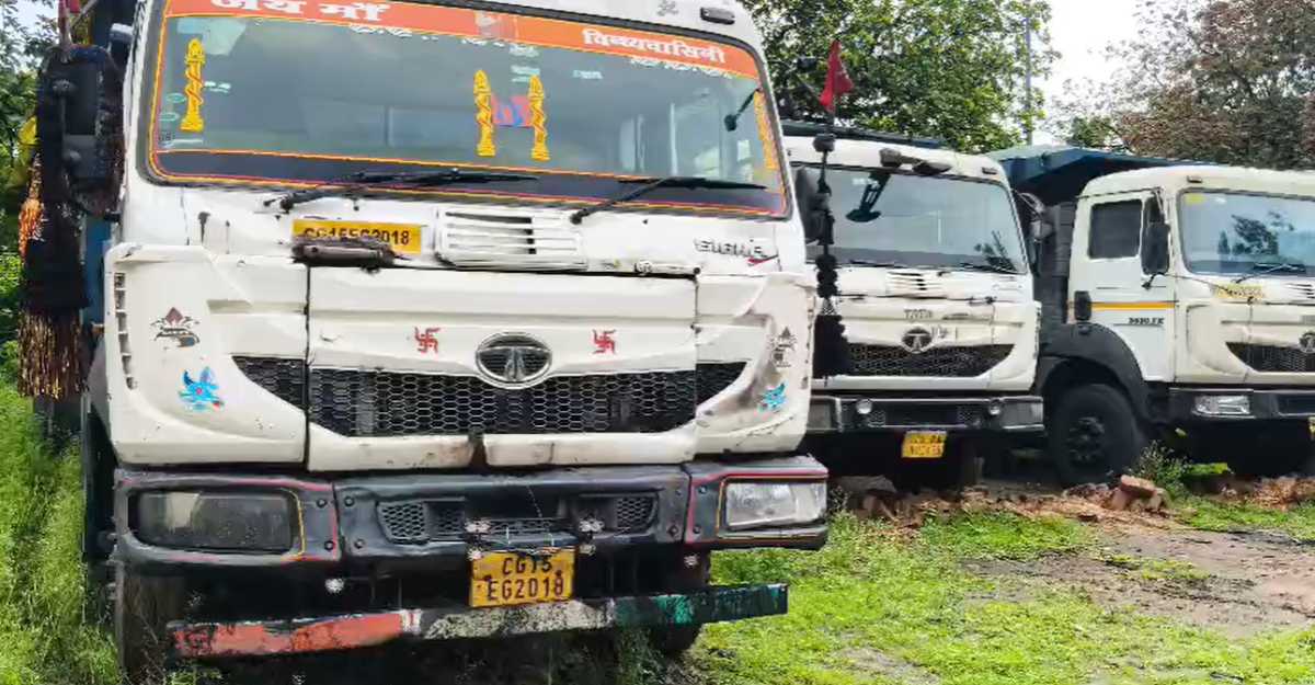 बिना तिरपाल कोयला और राखड़ वाहनों पर कलेक्टर का प्रहारः सड़क पर उतरकर रुकवाईं गाड़ियां, 32 वाहन जब्त