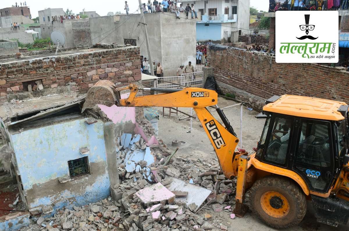 नकली सोना बेचकर लोगों को ठगने वाले आरोपी के खिलाफ बड़ी कार्रवाई, प्रशासन ने अवैध कब्जे पर चलाया बुलडोजर