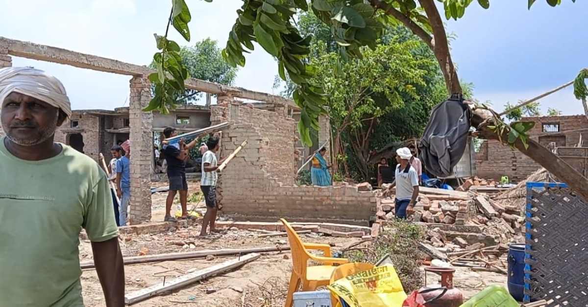 घाघरा नदी की तबाही : जलस्तर बढ़ने से ग्रामीणों की उड़ी नींद, अपने हाथों अपना आशियाना तोड़ने को मजबूर