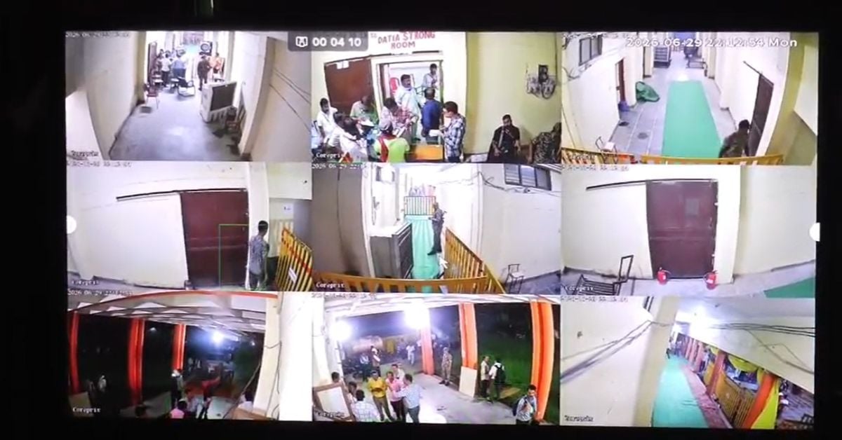 दतिया उपचुनाव: EVM में कैद 21 प्रत्याशियों की किस्मत,  स्ट्रांग रूम में 3 लेयर की सुरक्षा, CCTV कैमरे से निगरानी,  कांग्रेस ने डाला 24 घंटे का डेरा, 3 अगस्त को फैसला