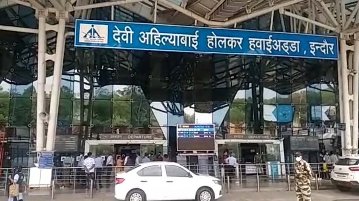 इंदौर एयरपोर्ट पर 14 घंटे रुका बांग्लादेश एयरफोर्स का विमान: कराची से आकर वाराणसी होते हुए ढाका के लिए रवाना हुआ