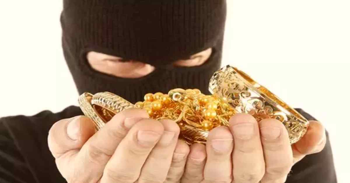 खरीदारी का बहाने सेंधमारीः अलंकार ज्वेलर्स से लाखों का सोना हुआ पार, CCTV में चोरी के सबूत, चोर की तलाश में खाकी