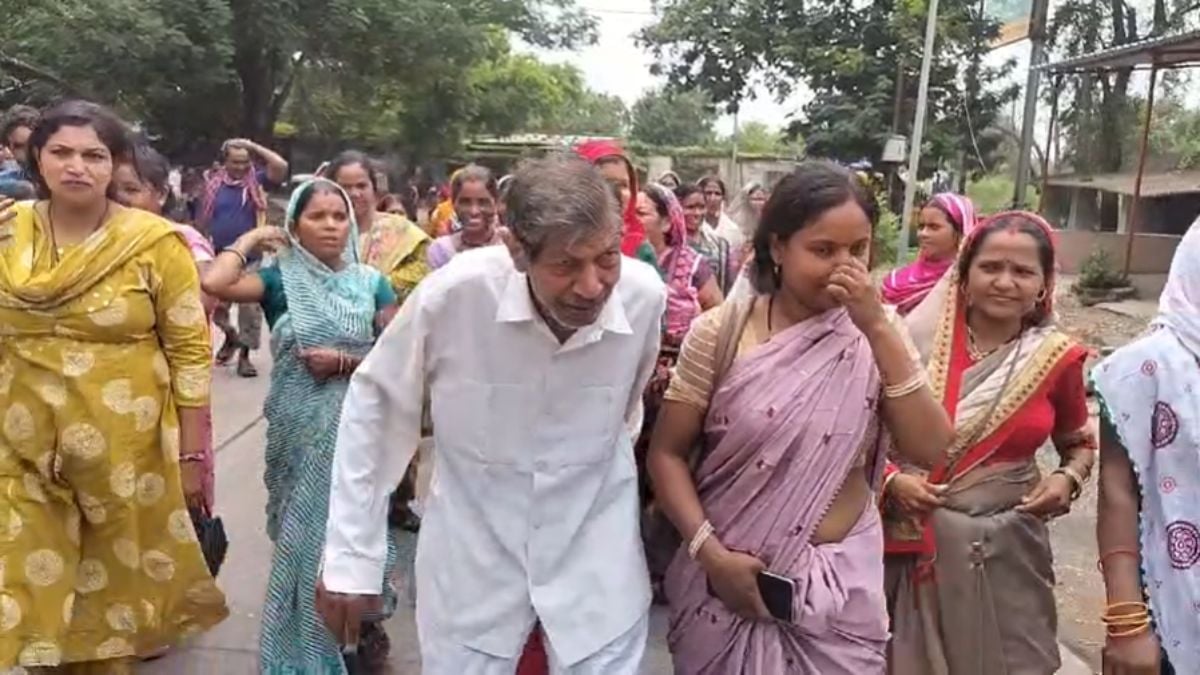 शराब दुकान शिफ्टिंग का महिलाओं ने किया विरोध, पूर्व गृह मंत्री ननकीराम कंवर भी प्रदर्शन में हुए शामिल, पुलिस-प्रशासन की टीम मौके पर