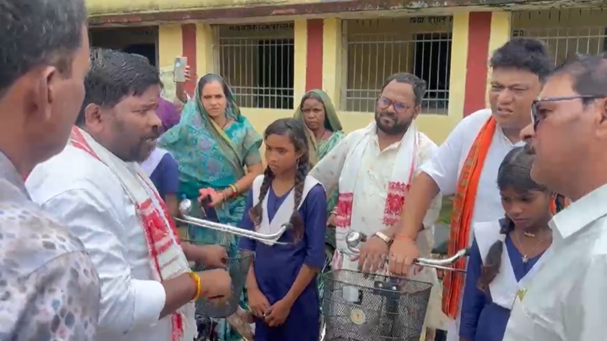सरस्वती साइकिल योजना में भ्रष्टाचार का आरोप, रवि भगत ने स्कूल में मचाया हंगामा, पुलिस हिरासत में भाजयुमो के पूर्व प्रदेश अध्यक्ष