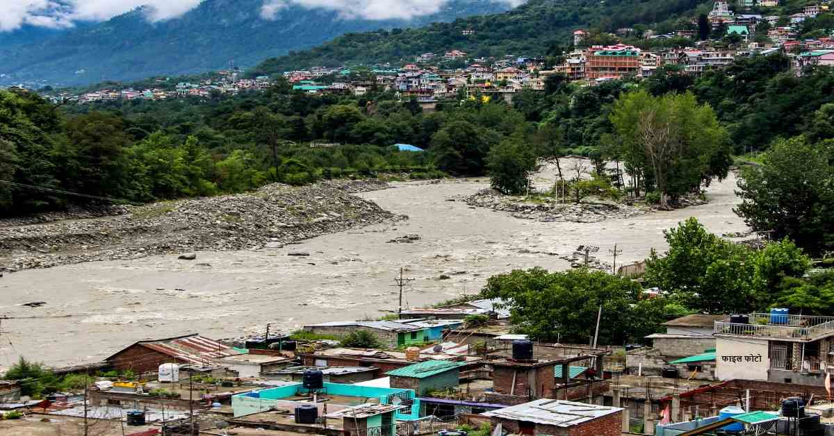 भारी बारिश के अलर्ट के बीच कई जनपदों में अवकाश की घोषणा, प्रशासन ने की सावधानी बरतने की अपील