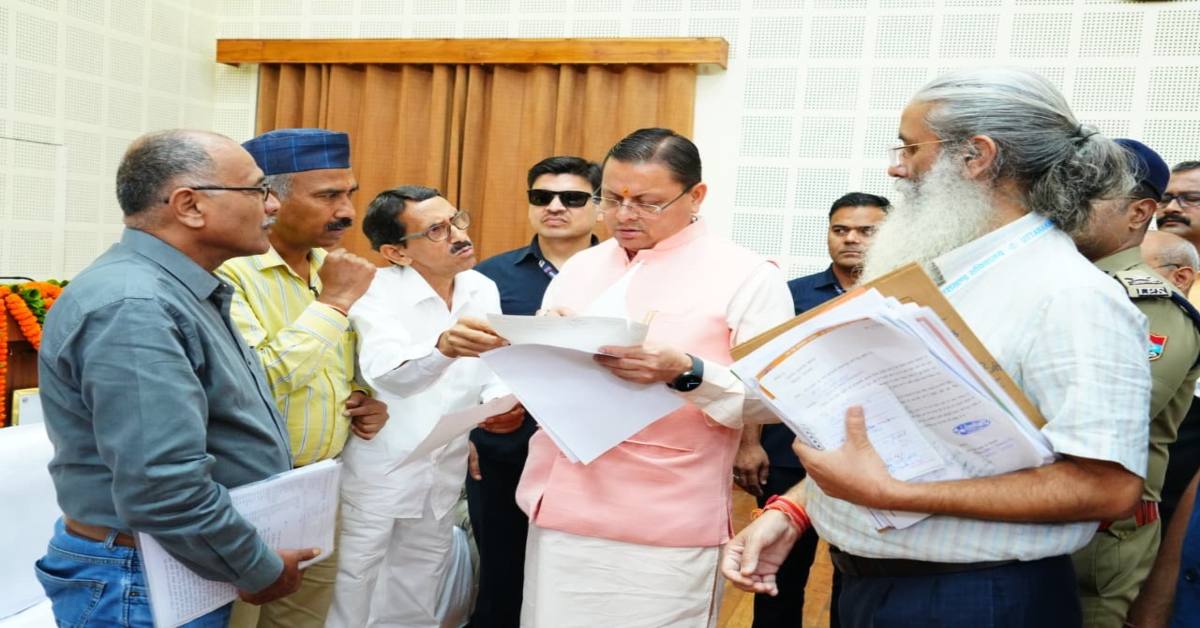 जनता दरबार में सीएम धामी ने सुनीं लोगों की समस्याएं, अधिकारियों को दिए समयबद्ध समाधान के निर्देश