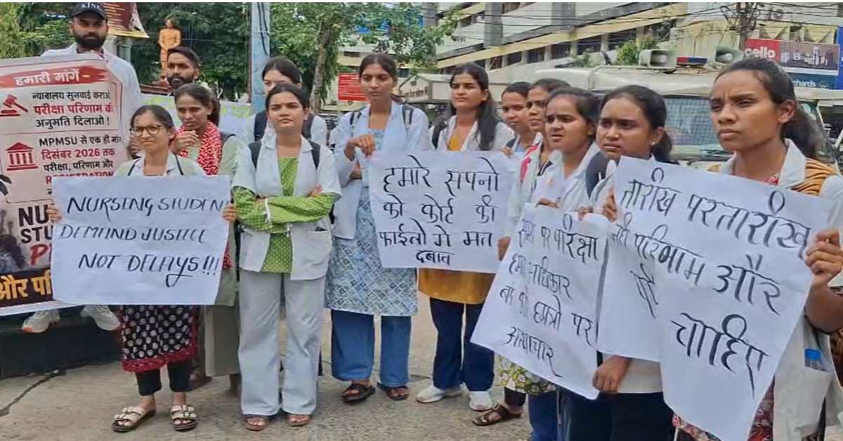 सड़क पर उतरे नर्सिंग छात्रः रोके गए एग्जाम और रिजल्ट जारी करने की मांग, हाईकोर्ट से लगाई जल्द गुहार