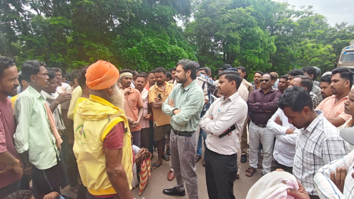 खाद नहीं मिलने से किसानों का फूटा गुस्सा, ढाई घंटे तक किया चक्काजाम, प्रशासन के आश्वासन के बाद खत्म हुआ प्रदर्शन