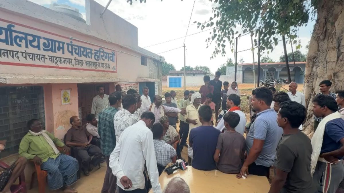 Chhattisgarh : स्वागत में माला पहनाने पर महिला सरपंच को समाज से किया बहिष्कृत, भाजपा नेता के खिलाफ थाने में शिकायत, जानिए पूरा मामला…