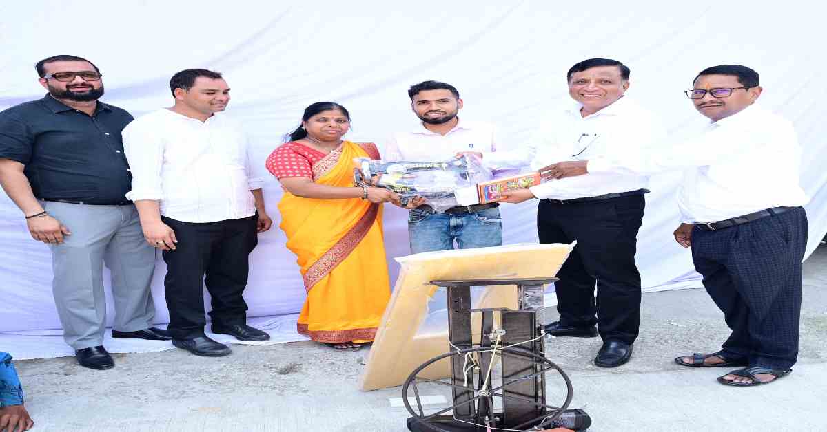 CM धामी के निर्देश का असर, कुछ ही घंटों में महिला को मिली सिलाई मशीन