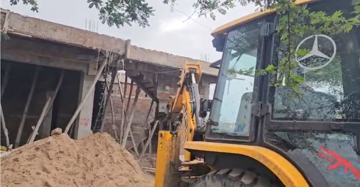 जिला प्रशासन का एक्शन: शासकीय भूमि पर बने 3 मंजिला अवैध निर्माण पर चला बुलडोजर, FIR दर्ज करने के आदेश