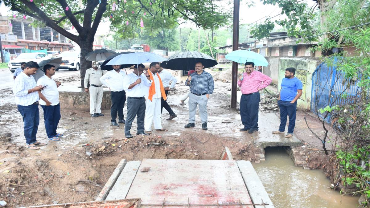 भारी बारिश के बीच कलेक्टर का मैदानी दौरा : NH के ईई को वीडियो कॉल पर दिखाई सड़क की बदहाली, तत्काल मरम्मत के दिए निर्देश