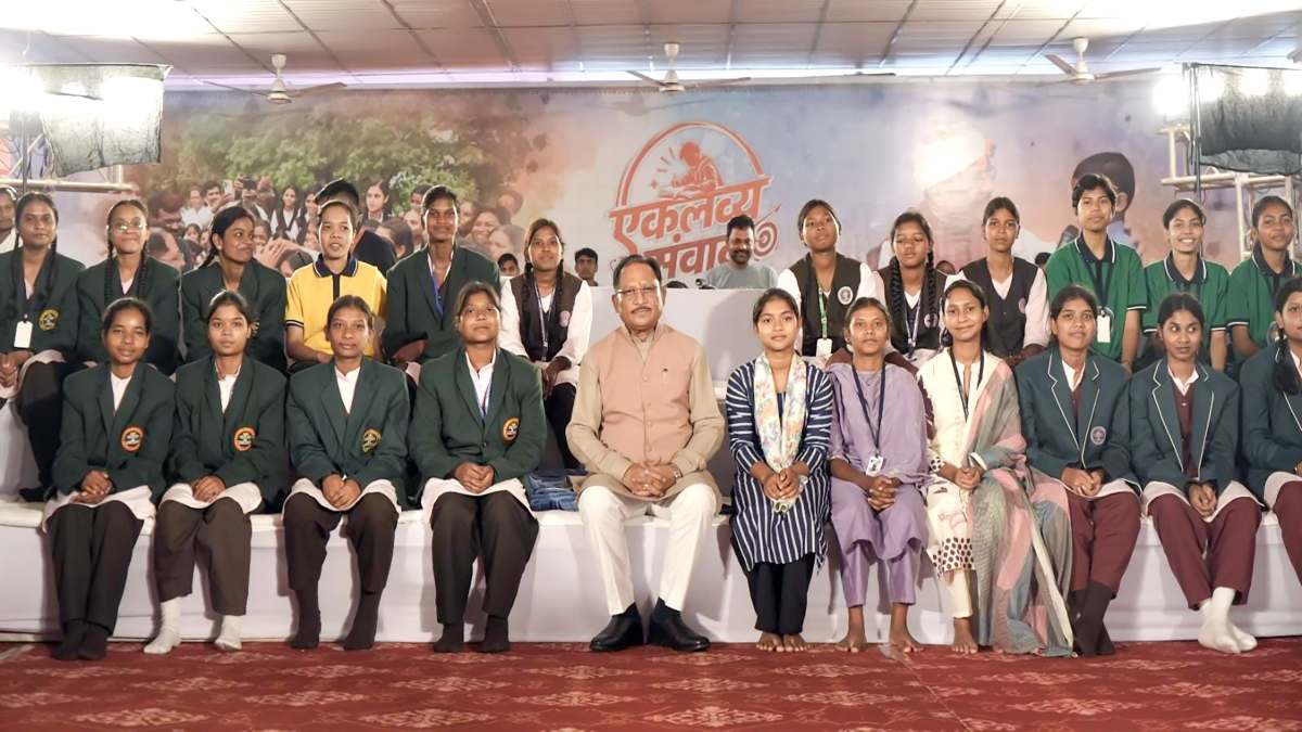 जनजातीय प्रतिभाओं के सपनों को नई उड़ान : CM साय ने नीट में सफल छात्रों से किया संवाद, कहा – एकलव्य की तरह लक्ष्य साधिए, सफलता निश्चित मिलेगी