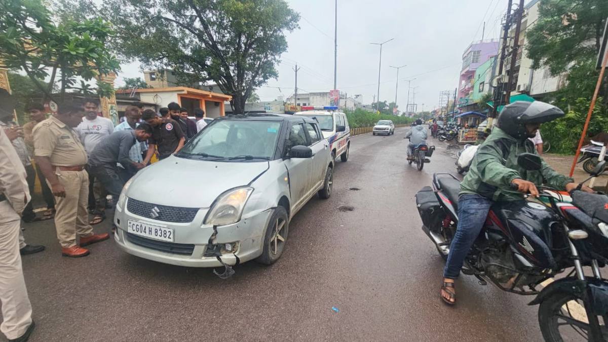 CG News : बाइक से गिरे युवक को कार ने रौंदा, गंभीर हालत में रायपुर रेफर