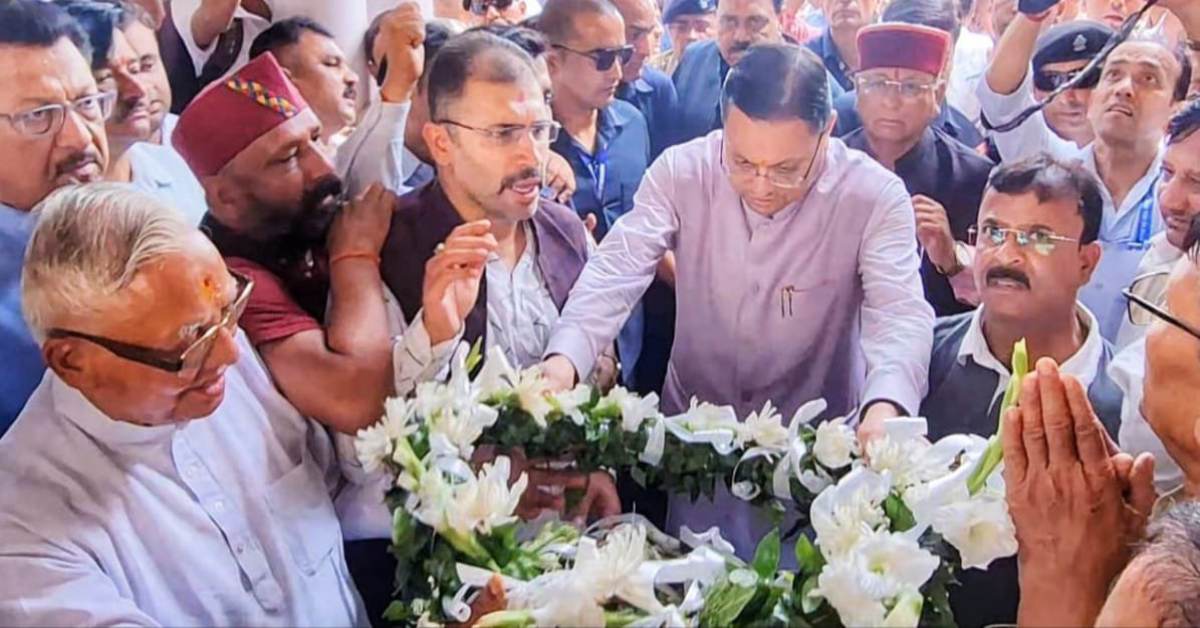 दिवंगत हीरा सिंह बिष्ट के आवास पहुंचे धामी, पार्थिव शरीर पर अर्पित किया पुष्प चक्र, परिवार को बंधाया ढांढस