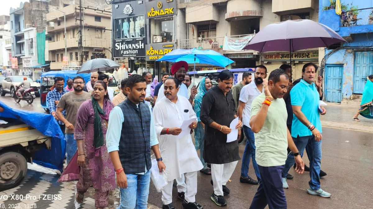 बिजली बिल का विरोध : कांग्रेसियों ने घर-घर जाकर स्मार्ट मीटर बदलने बांटे आवेदन, स्मार्ट मीटर से अवैध वसूली का लगाया आरोप