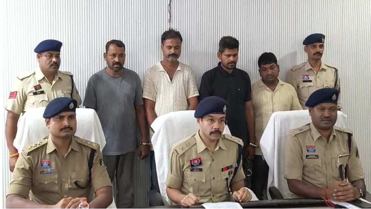 12 लाख की लूट का खुलासा : अंतरराज्यीय डकैत गिरोह के 4 हथियारबंद आरोपी गिरफ्तार, आरोपियों के खिलाफ दर्ज हैं 100 से अधिक मामले