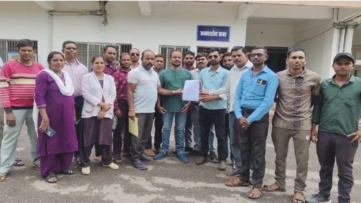 दो माह का बकाया वेतन और ग्रेजुएटी देने की मांग, 108 के कर्मचारियों ने कलेक्टर से लगाई गुहार, आंदोलन की दी चेतावनी