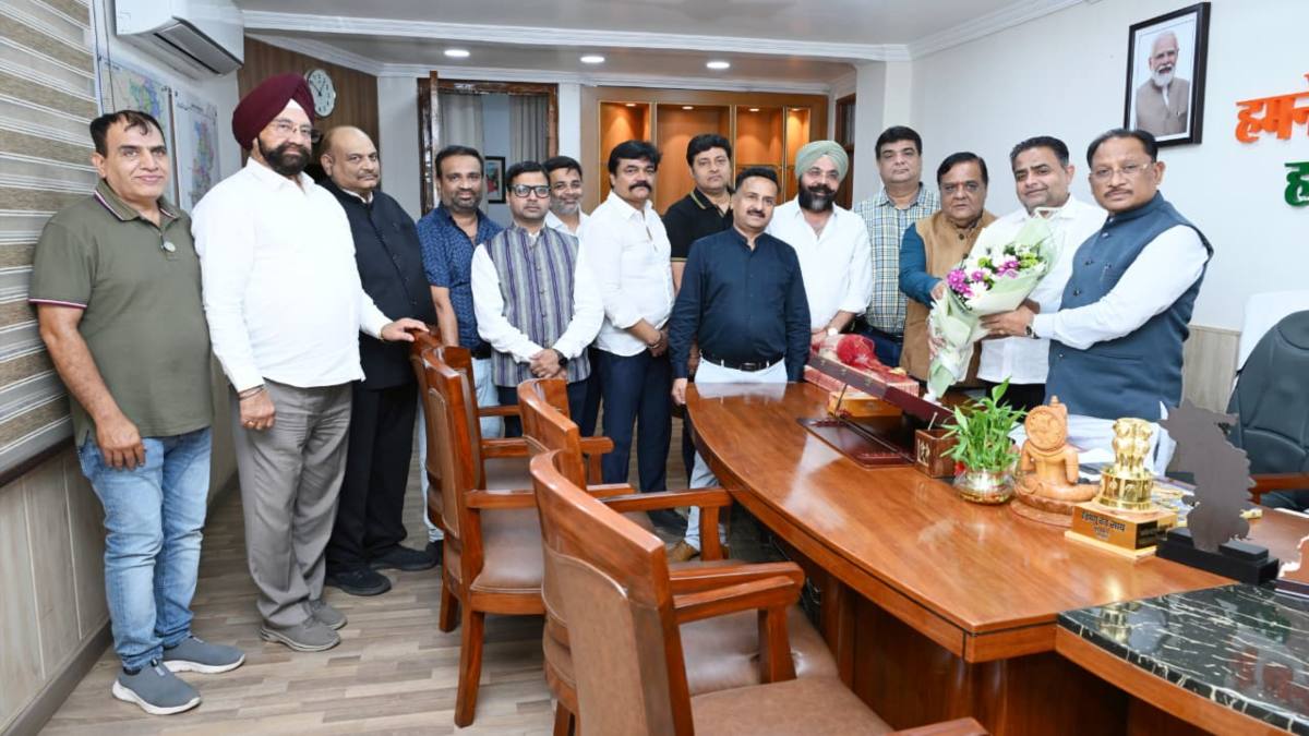 व्यापारियों के हित में आगे आया चेम्बर ऑफ कॉमर्स, वर्गफुट शुल्क समाप्त करने सीएम को सौंपा ज्ञापन