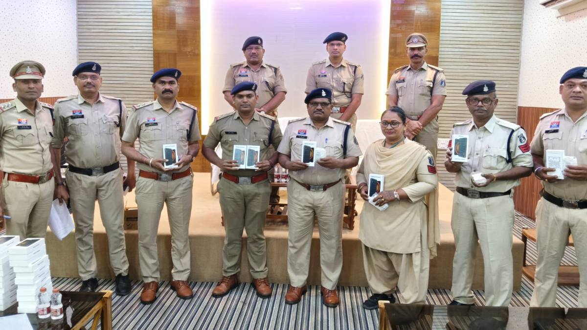 अब घटना स्थल से ही दर्ज होगी FIR : दुर्ग पुलिस की अपराध विवेचना हुई हाईटेक, विवेचकों को मिले Mobile Data Terminal