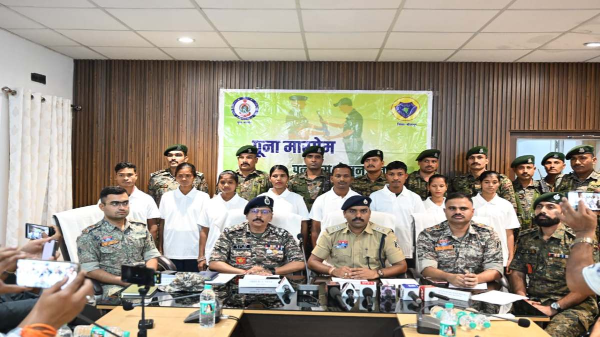 झारखंड में सक्रिय 8 माओवादी कैडरों ने बीजापुर में किया सरेंडर, 49 लाख रुपए घोषित था इनाम