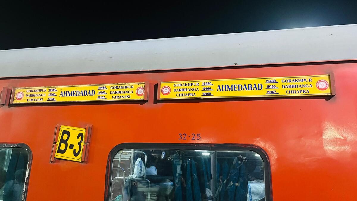 चलती ट्रेन में अवैध वेंडरों का आतंकः पैंट्री कार के कर्मचारियों पर चाकू से ताबड़तोड़ हमला, 3 घायलों में 1 की हालत की गंभीर