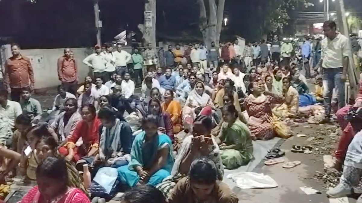 शिक्षा मंत्री आवास के बाहर विद्यामितान शिक्षकों का हल्ला बोल, संविलियन के लिए रात में भी भजन गाकर कर रहे प्रदर्शन, देखें VIDEO