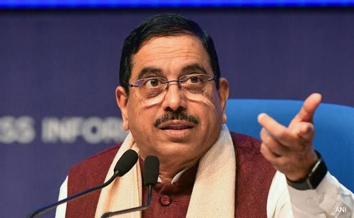 BREAKING: धर्मेन्द्र प्रधान का इस्तीफा मंजूर, प्रह्लाद जोशी को शिक्षा मंत्रालय का अतिरिक्त प्रभार